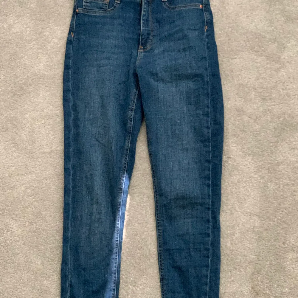 Mörkblåa jeans med modellen Molly, använda 1 gång. Säljes pga att dom är för långa och stora för mig. Liten defekt på ena benet. Ordinarie pris 300kr.. Jeans & Byxor.