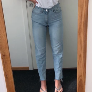 Jeans från Lindex storlek 40 - Snygga trendiga jeans från Lindex storlek 40. Dem är i nyskick, nypris 399kr. Köparen står för frakten☺️
