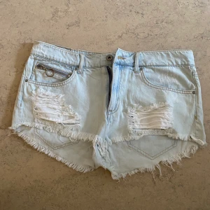 JeansShorts storlek:40  - Säljes pga för små för mig. Aldrig använda! 
