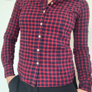 Rutig skjorta i flanell, mörkblå/röd - Sparsamt använd skjorta från Made in the Shade, storlek xs. Passform slimfit, sitter ganska tight på mig som vanligtvis har storlek 36.