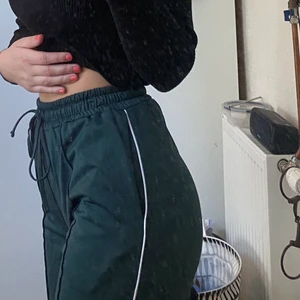 Supersköna byxor - Säljer nu dessa superksöna mörkgröna byxor 💛 De har fickor vid sidorna samt en dragkedja längst ner vid sidan av benet som gör att man kan ha en slits 💛 De är perfekta i längden på mig och jag är 165cm 💛 Frakt tillkommer! 