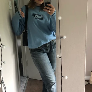 Vintage Nike Tröja - Säljer den här unika Nike tröjan som är köpt i en vintage affär i England. Den är i storlek XL men passar mig som har S i det mesta. Buda i kommentarerna, då den har varit en favorit säljer jag bara vid bra bud.