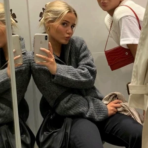 Stickad tröja - Säljer min fina varma stickade tröja med dragkedja från weekday. Inte mina bilder. HÖGSTA BUD: 250kr KÖP DIREKT FÖR: 400kr