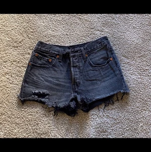 Levis shorts 501  - Gråa Levis shorts 501, fint skick bara provade inte använda🤩 högsta bud Vinner