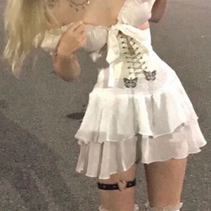 Volang kjol - Storlek M. Hög midja. Passar även S. Helt Oanvänd. Budgivning några dagar. Publicerar igen pga oseriösa bud. Bud bara om du vill köpa. Skickar endast med spårbar frakt 