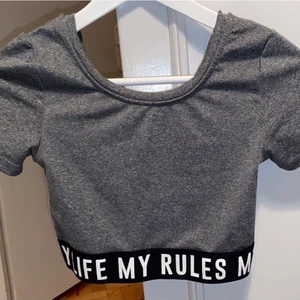 Grå träningstopp - Jätteskön träningstopp som tyvärr inte har kommit till användning och nu har blivit för liten för mig. Aldrig använd, endast testad💞💛