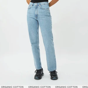 Weekday Jeans ’Voyage’ i W27/L28 - Säljer de fantastiska WEEKDAY jeansen i modellen Voyage pga lite för stora för mig. De är i bra skick, inga defekter. Denna färgen heter Pen Blue. Skönaste bästa jeansen! 
