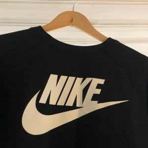 Niketröja - En jättesnygg niketröja i väldigt bra skick! Frakt tillkommer 💗