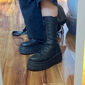 svarta boots - Varsamt använda knappt synligt. storlek 39