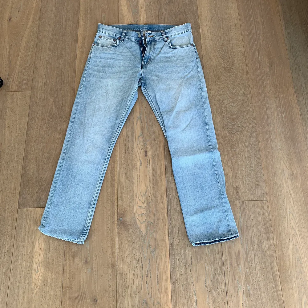 Snygga ljusblå baggy jeans från Weekday som köptes ifjol den har kommit till användning drygt 3-4 gånger men är ändå i bra skick.. Jeans & Byxor.