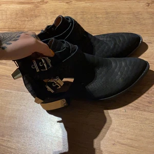 Jeffrey Campbell skor (nypris:2499kr)  - Säljer dom här dösnygga skorna i storlek 38! Tyvärr är dom för små för mig. Från märket Jeffrey Campbell. Nypris:2499kr 