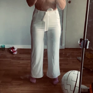 Vita kavajbyxor 34 nya - Helt nya med lapparna kvar. Har neon grön bikini under men som ni ser är dem lite genomskinliga så man får tänka på vad man har under. Jag är 1.65 o dem är bra i längden på mig. 