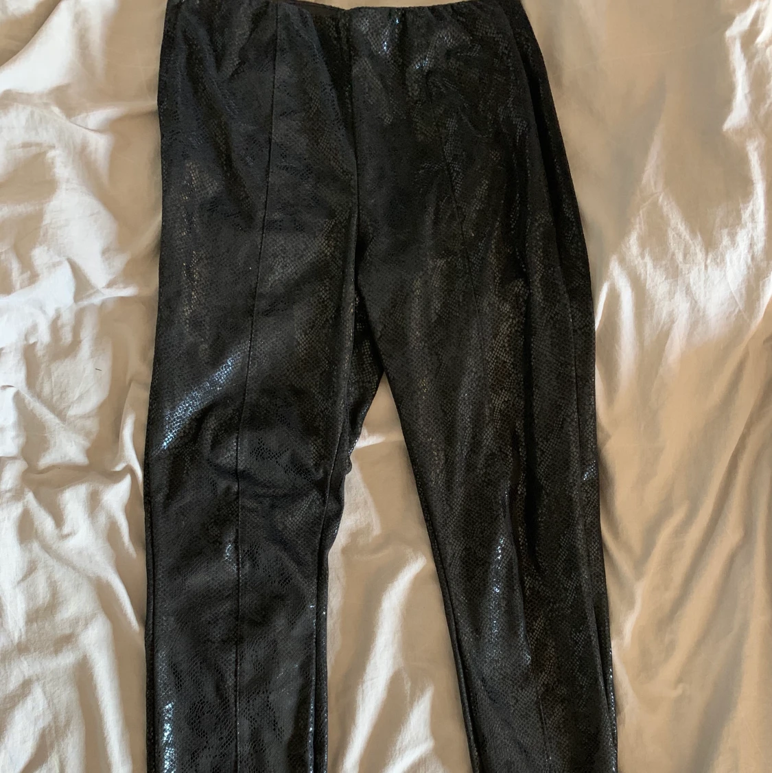 Svarta ormskinnsbyxor only  - 90