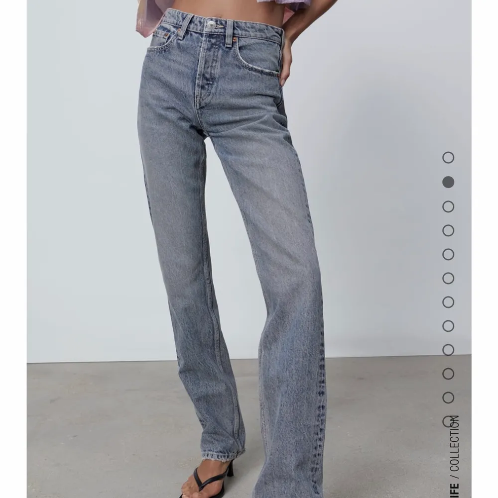 Säljer dom snyggaste zara jeansen för att de tyvärr är förstora för mig. Nypris 359kr, jättebra skick. Buda! 💕☺️. Jeans & Byxor.