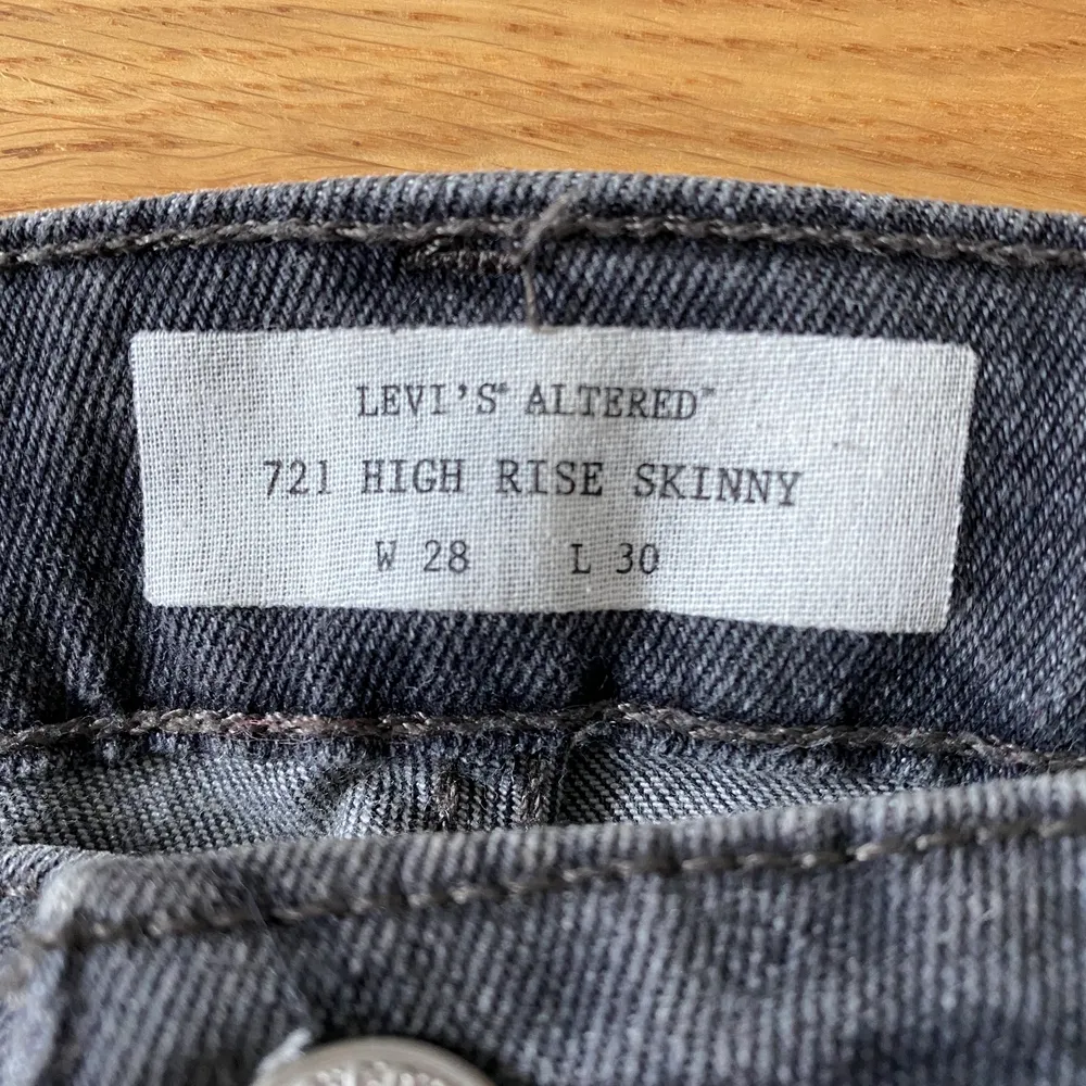 Gråa Levis jeans storlek w28 w30. Jeans & Byxor.