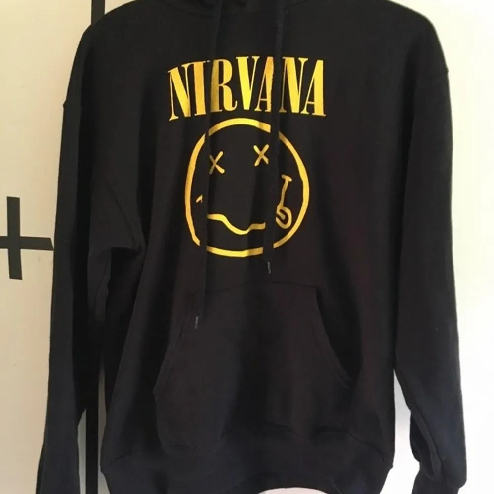 Svart Nirvana hoodie köpt från EMP. använd max fem gånger så är i nyskick, är fortfarande mjuk på insidan. för liten för min smak men sitter som en M-L.. Hoodies.