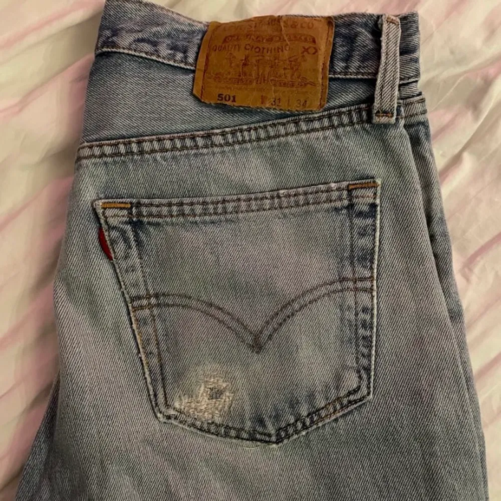 Säljer levis jeans från plick. ( lånade bilder från förra ägaren)💗💗. Jeans & Byxor.