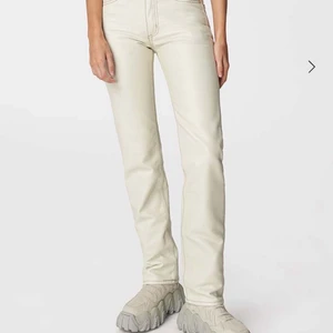 Byxor - Säljer ett par så så fina byxor från eytys i storleken 25/32. Dom är i nyskick och har aldrig kommit till andvändning då dom är lite för små, lappar finns kvar💓men kan och byta mot ett par likadana eller liknade i en större storlek💓kontakta mig om ni har några frågor💓nypris 2200