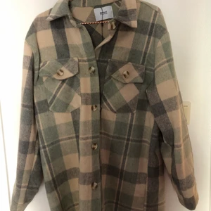 vårjacka från only  - Vårjacka från only. Sparsamt använd 1-5 gånger.  Normal i storlek. 