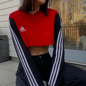 Adidas tröja!  - Cool adidas tröja , magtröja långärmad , väldigt snygg och passar till allt! Kan mötas upp eller frakta !❤️