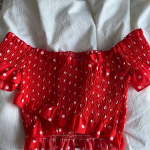 Röd prickig topp - Jättegullig och söt. Kan mötas upp/skicka eller byta.