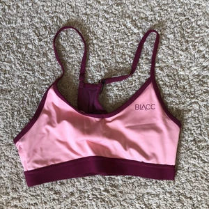 BLACC sport bh - Rosa oxh lila sport bh feån BLACC! Använd men fint skick! Frakt tillkommer!