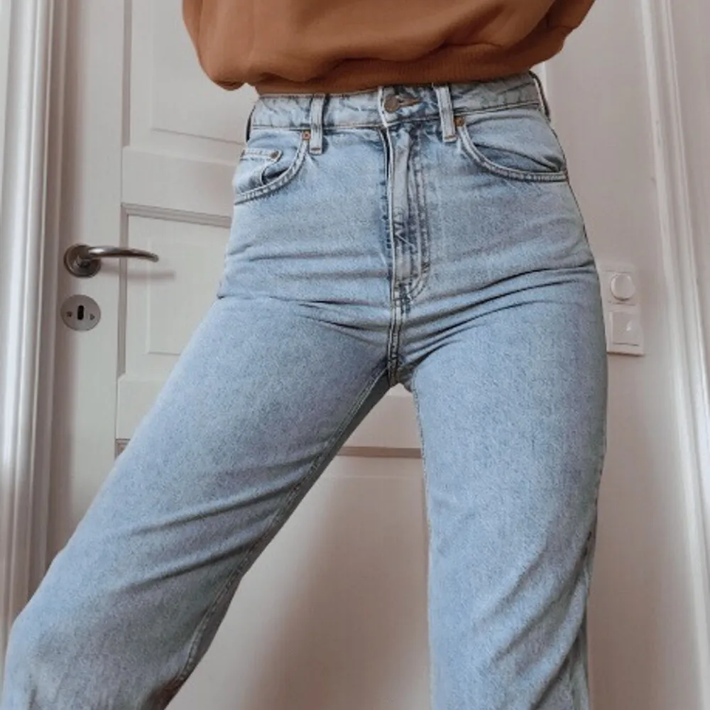 Weekday jeans Modell Lash (Extra high mom jeans). Storlek: Waist: 29. Length: 30.  Säljes pga för små för mig. Nedsatt pris, på grund av att ett litet jack som är fixatt på baksidan, precis vid bakfickan (se tredje bilden). Sitter som vanliga mom jeans, nypris: 500kr. Jeans & Byxor.