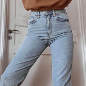 Weekday jeans Modell Lash (Extra high mom jeans). Storlek: Waist: 29. Length: 30.  Säljes pga för små för mig. Nedsatt pris, på grund av att ett litet jack som är fixatt på baksidan, precis vid bakfickan (se tredje bilden). Sitter som vanliga mom jeans, nypris: 500kr