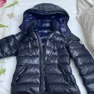 Moncler Jacka - Säljer nu min  Moncler jacka då jag tycker den har blivit för liten. Den är blå och i storleken 0 som motsvarar XS-S. ÄKTA. Dock ganska använd men den har inga skador. Det är bara att fråga ifall ni vill ha fler bilder. PRIS KAN DISKUTERAS!