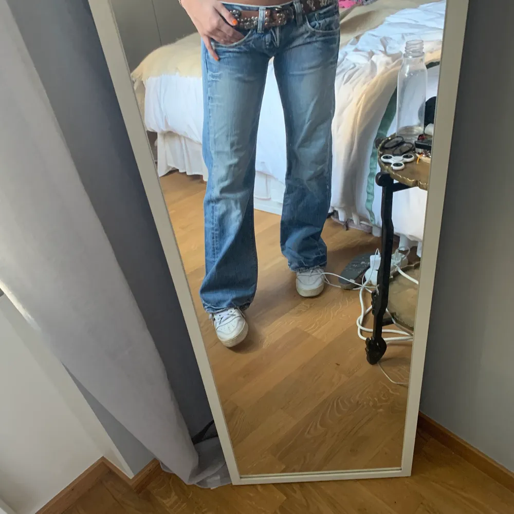 Säljer mina second hand bootcut jeans från Kuyichi i storlek W26 L32. Jag är runt 164 och de passar perfekt på mig! Köparen står för frakten!💝💝. Jeans & Byxor.