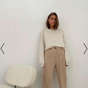 Sweatshirt från NaKD - Beige sweatshirt från NAKD med avklippt kant. Helt perfekt beige färg. Storleken är XL men skulle säga M-L men fungerar utmärkt oversize på S. Mycket bra skick! Kan frakta mot fraktkostnad.