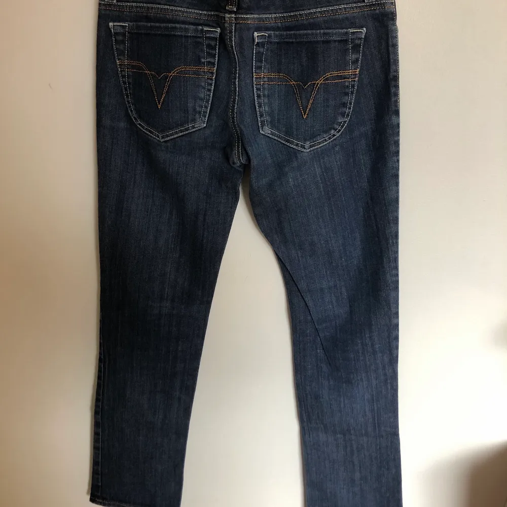 Jätte snygga lågmidjade diesel jeans, vintage! Nyskick och aldrig använt.  Väldigt små i storlek dock, kan vara bra att ha i åtanke. Säljer just på grund av att de ej passade mig (jag har 26/32). tvätten är i bra skick, inga märken. . Jeans & Byxor.