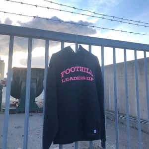 COLLEGE HOODIE!! 🌅🌅 - Säljer denna college hoodien från Foothill college i Sonora, California. Tröjan är producerad av Russell athletic och är i bra skick och har inga direkt defekter förutom att snörena saknas till luvan. Storlek är M och jag skulle säga att tröjan är tts. Det är bara att höra av dig om du undrar något! 🌱🌅