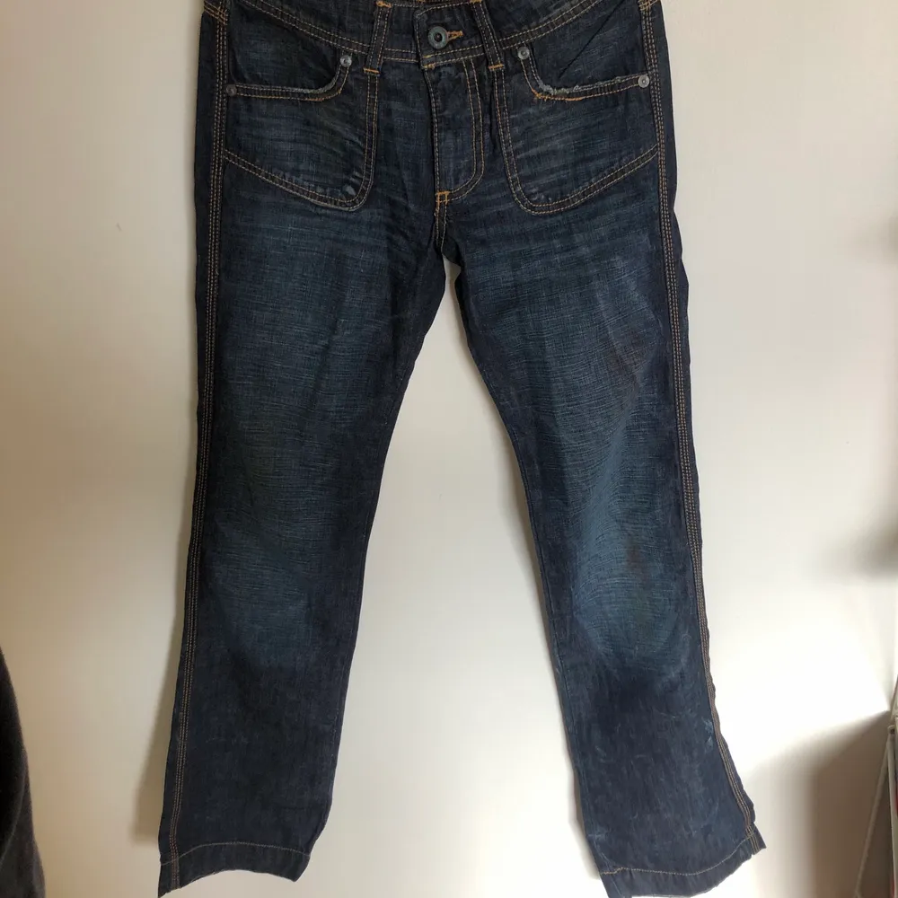 Jätte snygga,  lågmidjade jeans i nyskick, har en del märken men annars bra skick! Storlek 26/32 men säljer dem pga av att de  var för små i storleken (jag har 26/32)!  Så mindre än vad som sägs på byxorna!. Jeans & Byxor.