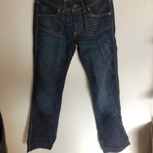 Jätte snygga,  lågmidjade jeans i nyskick, har en del märken men annars bra skick! Storlek 26/32 men säljer dem pga av att de  var för små i storleken (jag har 26/32)!  Så mindre än vad som sägs på byxorna!