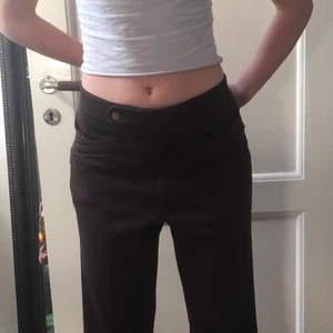 Bruna kostymbyxor - Bekväma kostymbyxor i brunt tyg som är större där nere. Skulle eventuellt behöva sys upp lite eller passar en länge person. Fint skick