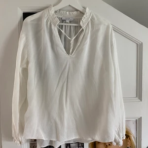 Vit blus från & other stories - Säljer min söta vita blus från stories. Storlek 36 från Paris Atelier. Supersnygg till en kjol eller ett par jeans. Materialet är rätt tunt så perfekt till våren eller en sommarkväll. Köpare står för frakt 💖