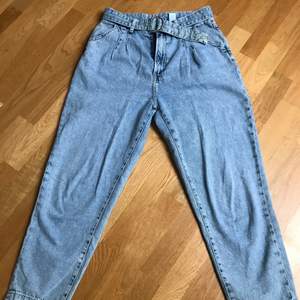 Jeans från HM i Mom modell med tillhörande skärp. Storlek 38