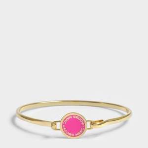 Marc jacobs hinge bracelet i guld och rosa. Från gamla kollektionen så går ej att köpa längre. Lite ljusare rosa än vad första bilden visar.  🤍