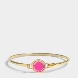 Marc Jacobs armband - Marc jacobs hinge bracelet i guld och rosa. Från gamla kollektionen så går ej att köpa längre. Lite ljusare rosa än vad första bilden visar.  🤍