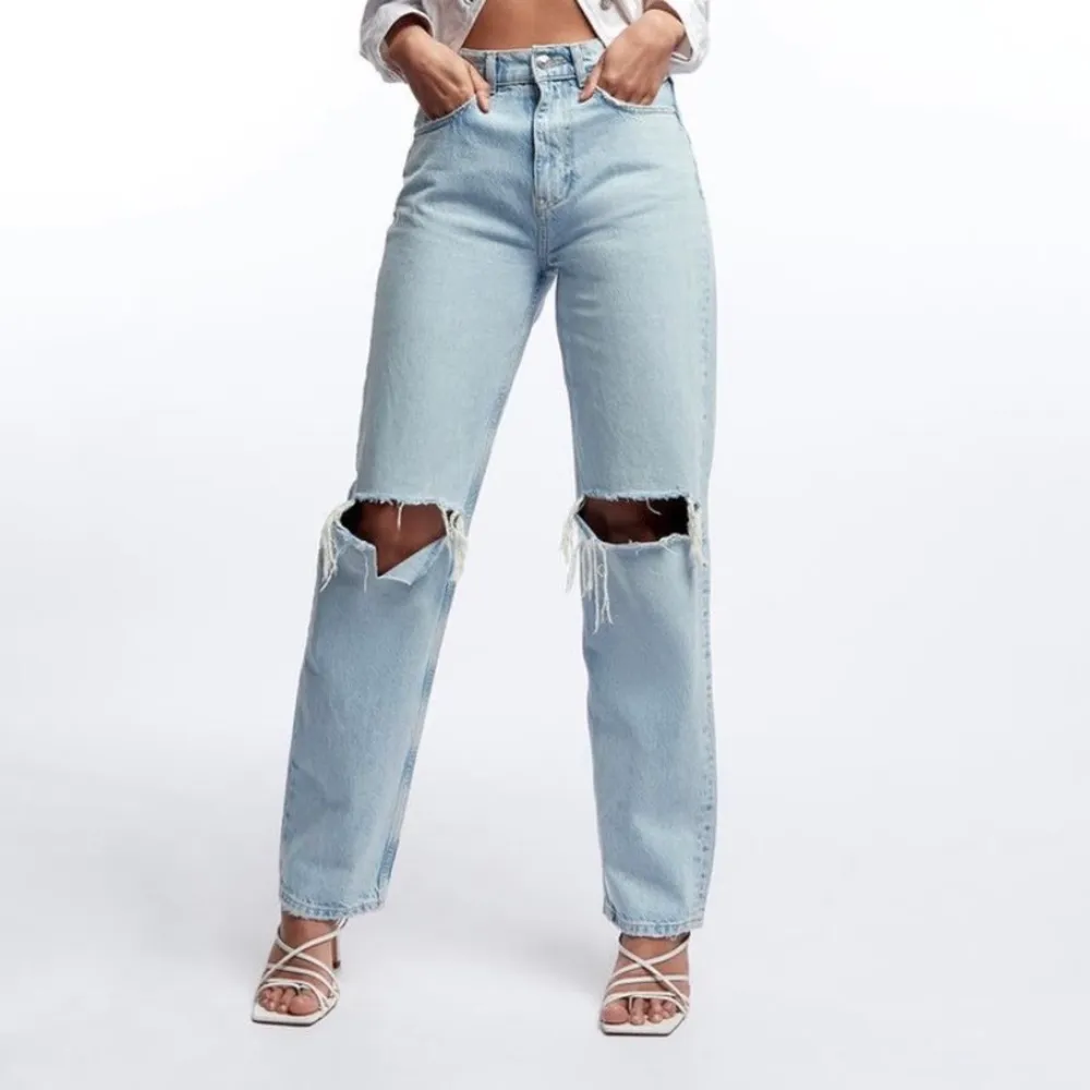 Trendiga Jeans  från Gina , köpte dock fel storlek då de är för små på mig :/ , så oanvända ! Super snygga och passar till allt! Kan mötas upp eller frakta !❤️ köpte för 600 kr ! . Jeans & Byxor.
