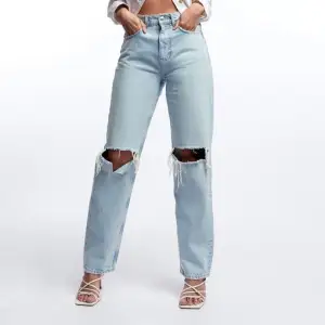Trendiga Jeans  från Gina , köpte dock fel storlek då de är för små på mig :/ , så oanvända ! Super snygga och passar till allt! Kan mötas upp eller frakta !❤️ köpte för 600 kr ! 
