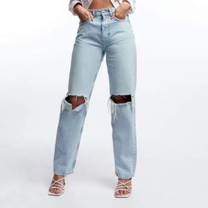 Trendiga Jeans  från Gina , köpte dock fel storlek då de är för små på mig :/ , så oanvända ! Super snygga och passar till allt! Kan mötas upp eller frakta !❤️ köpte för 600 kr ! 