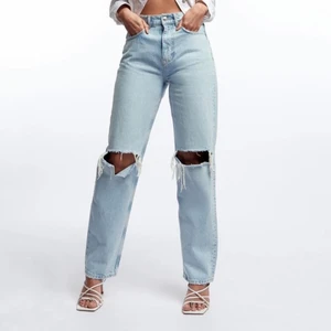  90s high waist jeans (gina)  - Trendiga Jeans  från Gina , köpte dock fel storlek då de är för små på mig :/ , så oanvända ! Super snygga och passar till allt! Kan mötas upp eller frakta !❤️ köpte för 600 kr ! 