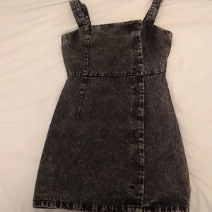 Svart jeansklänning - Svart jeansklänning från hm, bra skick och nästan oanvänd. Ska dubbelkolla frakt.