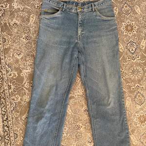 Baggy jeans som är långa i benen på mig (170cm). Väldigt bra skick.