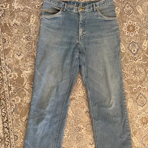 Baggy jeans - Baggy jeans som är långa i benen på mig (170cm). Väldigt bra skick.