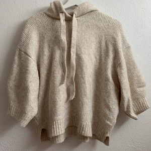 Stickad hoodie - Säljer min stickade hoodie för att jag inte längre använder den. De är i färgen beige och dess armar är trekvartslånga. Hur mysig som helst🌸❤️🌸