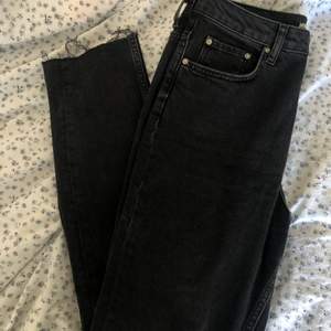 Snygga gråa jeans, rak passform men inte tight. ☀️ högmidjade! 