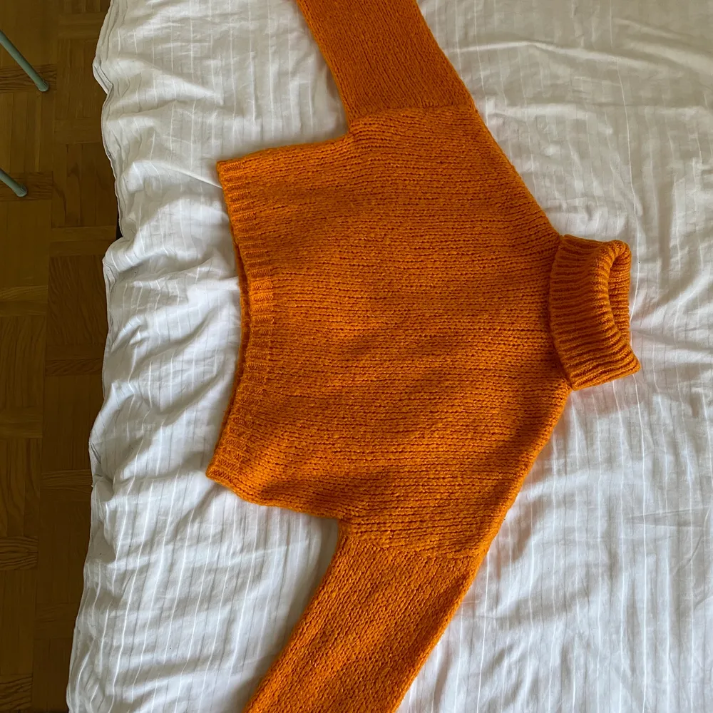 Denna fina orangea tröja är i one size från chiquelle och nästan aldrig använd 🧡. Stickat.